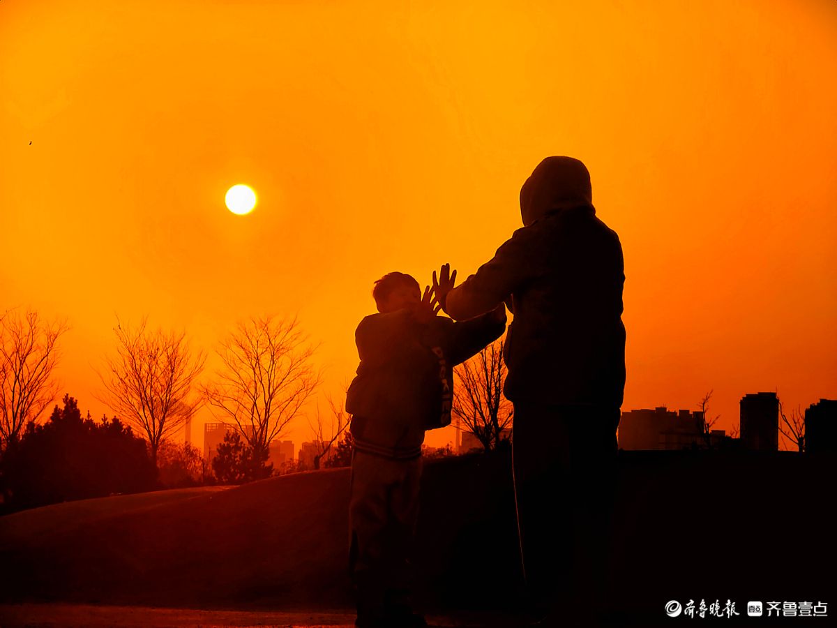  夕阳相伴，母子嬉戏