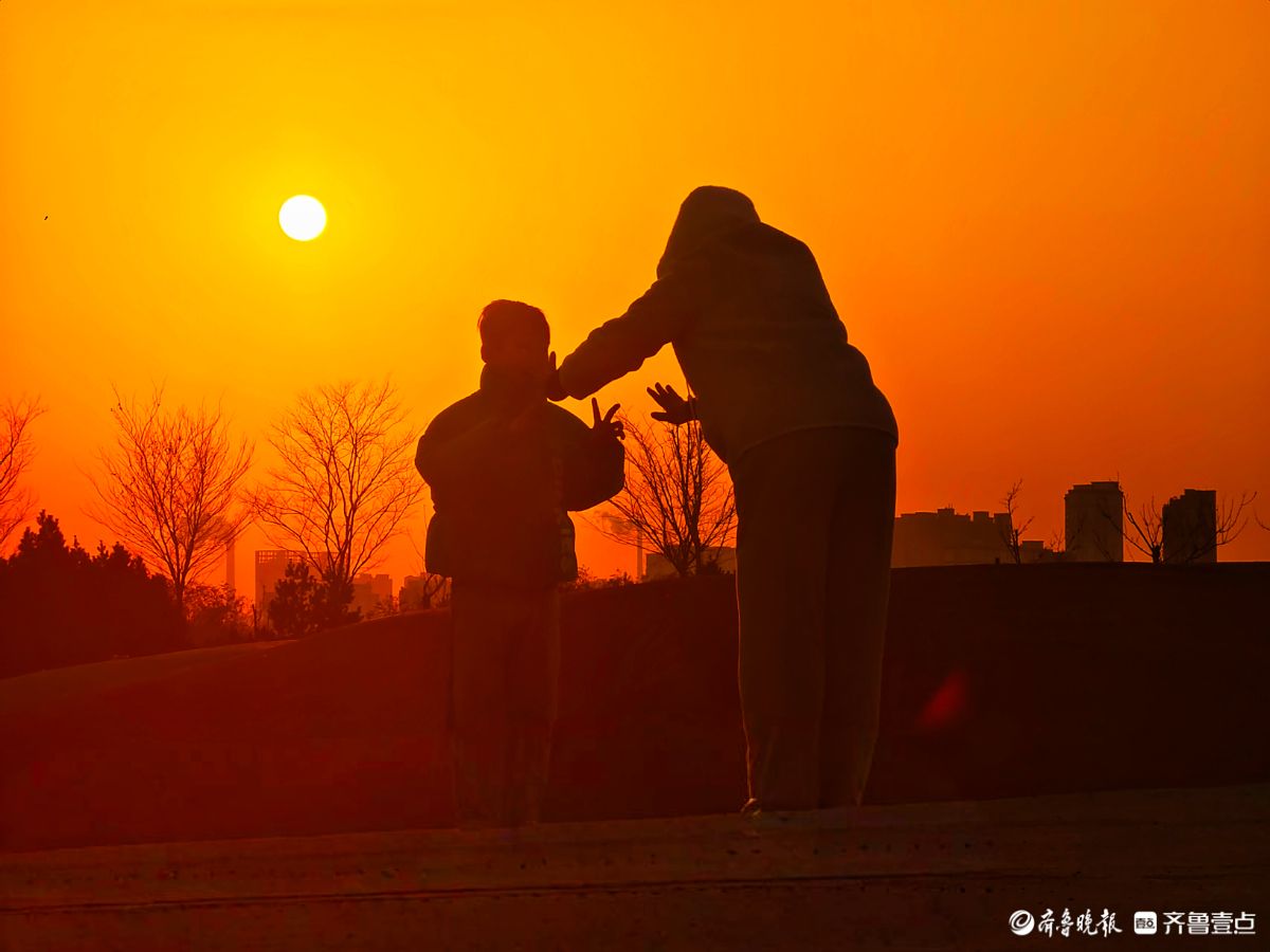  夕阳相伴，母子嬉戏