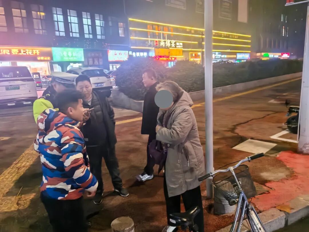 我为群众办实事|寒夜！迷失！护送！一场温暖的街头相遇