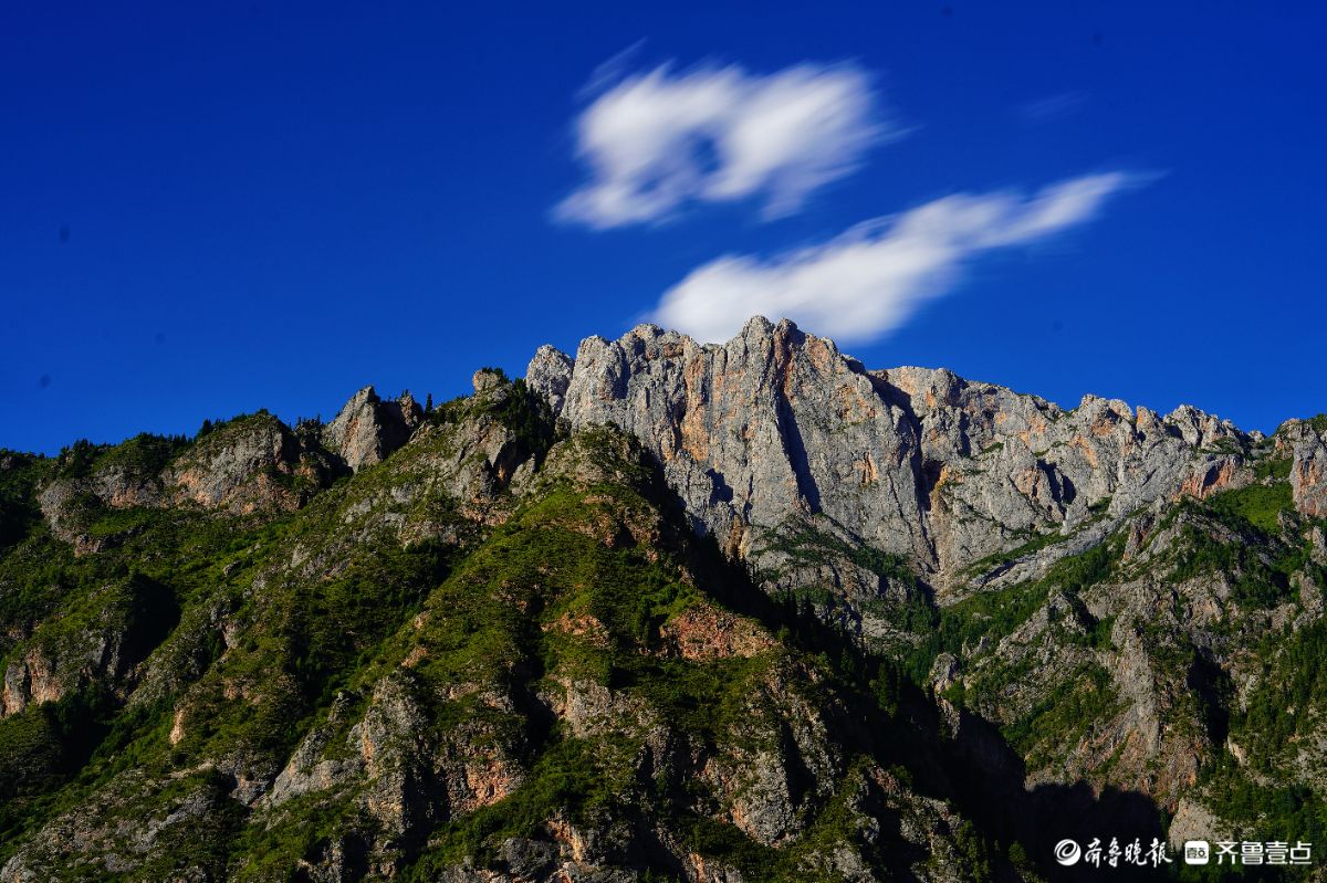 蓝蓝的天上白云飘