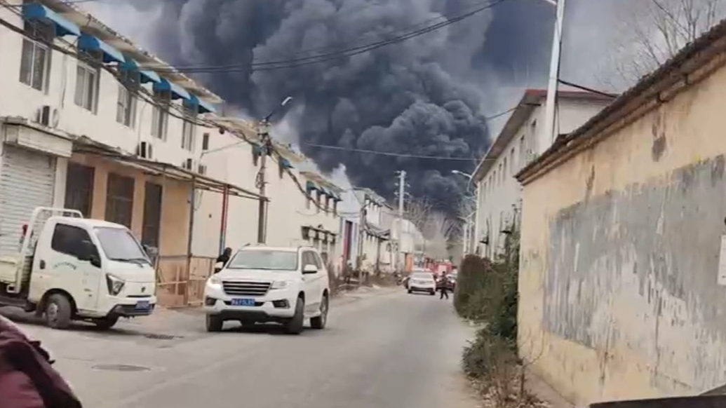 情报站|浓烟滚滚！济南一泡沫厂着火，消防车已赶到现场