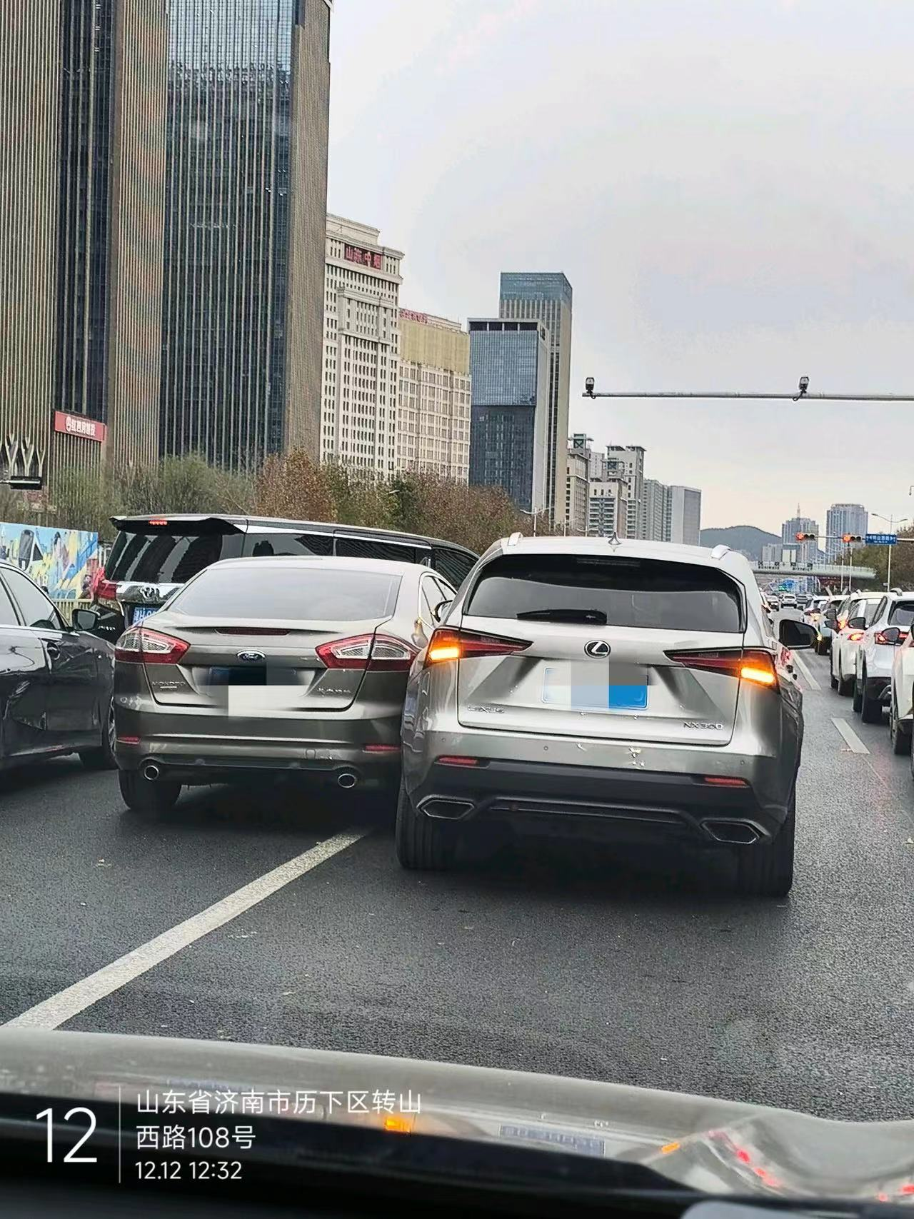 情报站|济南经十东路与转山西路路口两车剐蹭，驾车出行注意安全