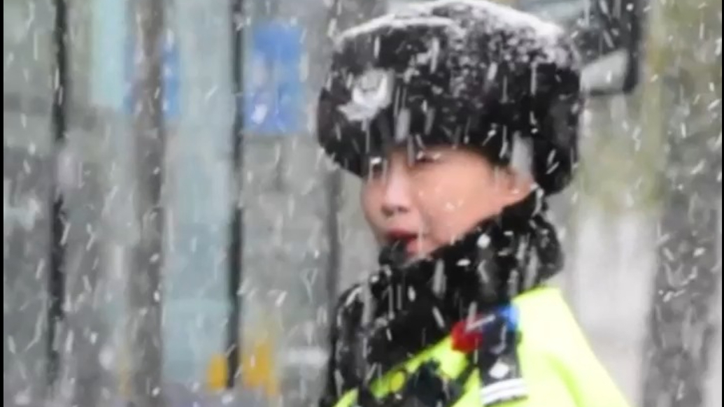 果然视频丨济南迎来今冬首场降雪，交警启动恶劣天气应急预案