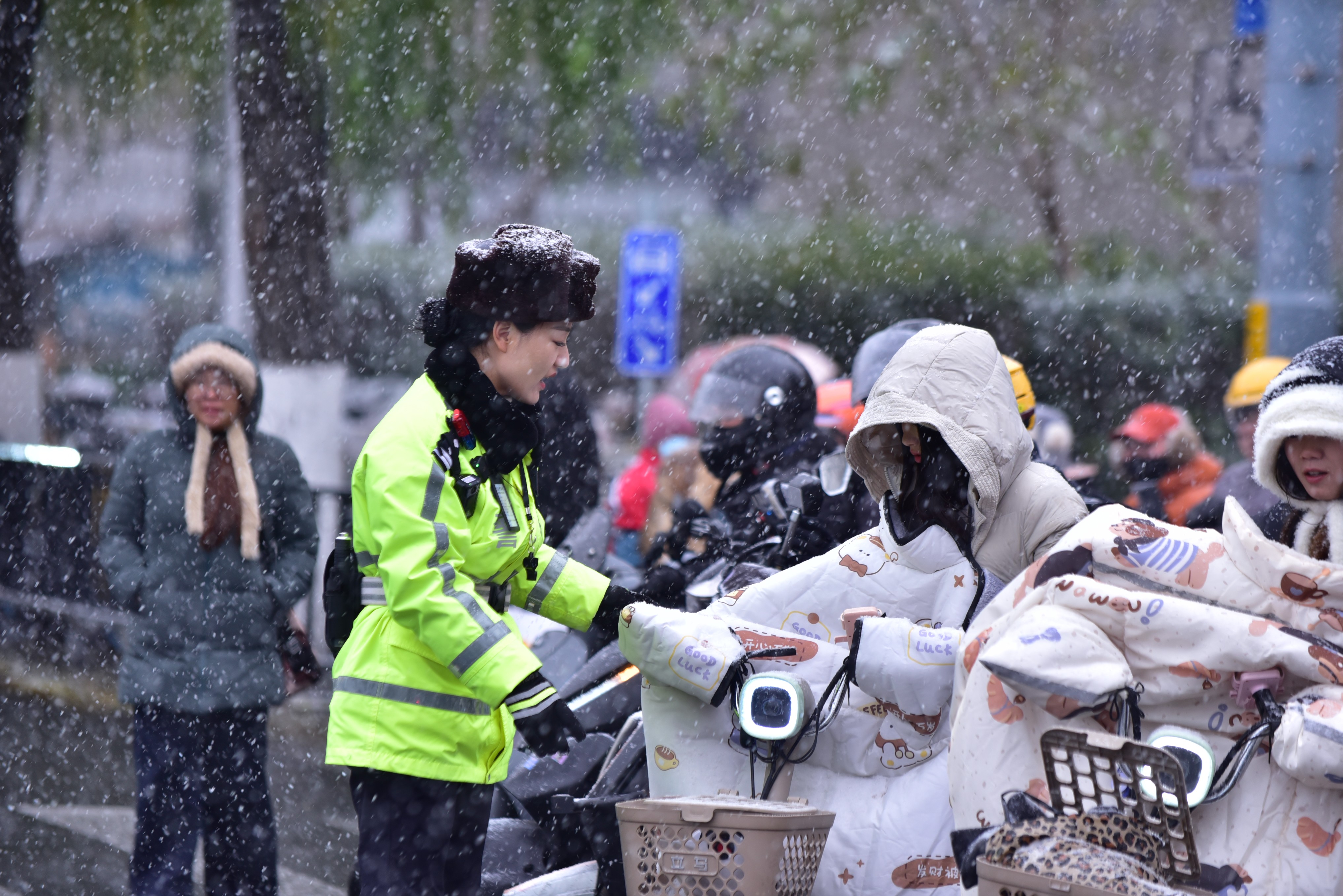 下雪了！济南5处路段积雪管制，南部山区8条公交线路停运