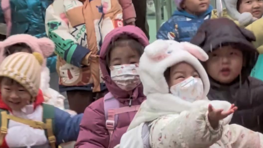 果然视频｜泰安：雪花落校门，幼儿园娃秒变“开心果”