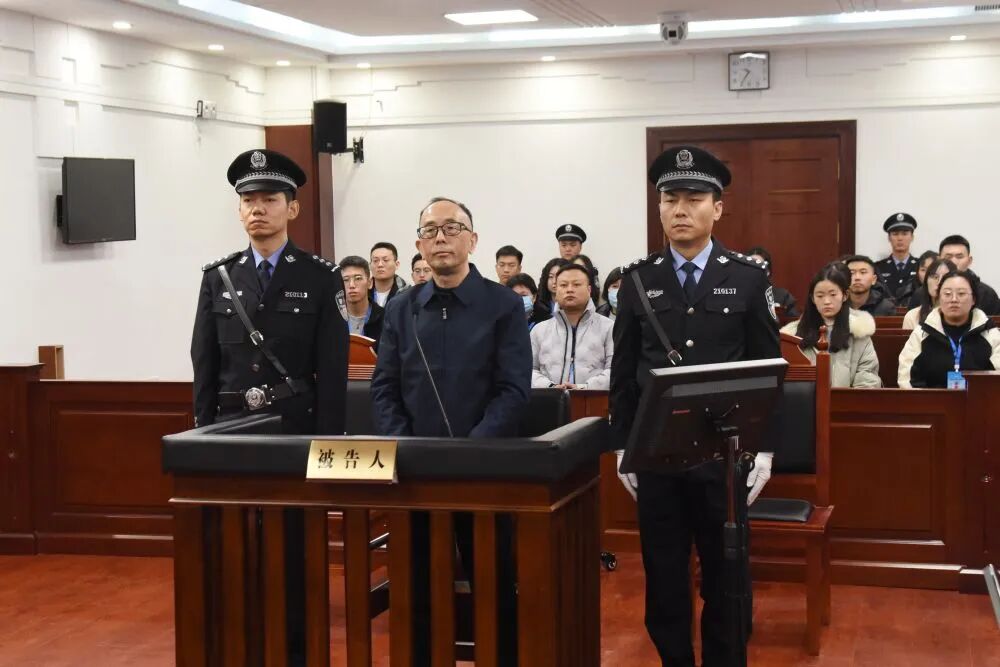 中国中信集团有限公司原党委委员、副总经理徐佐被判无期