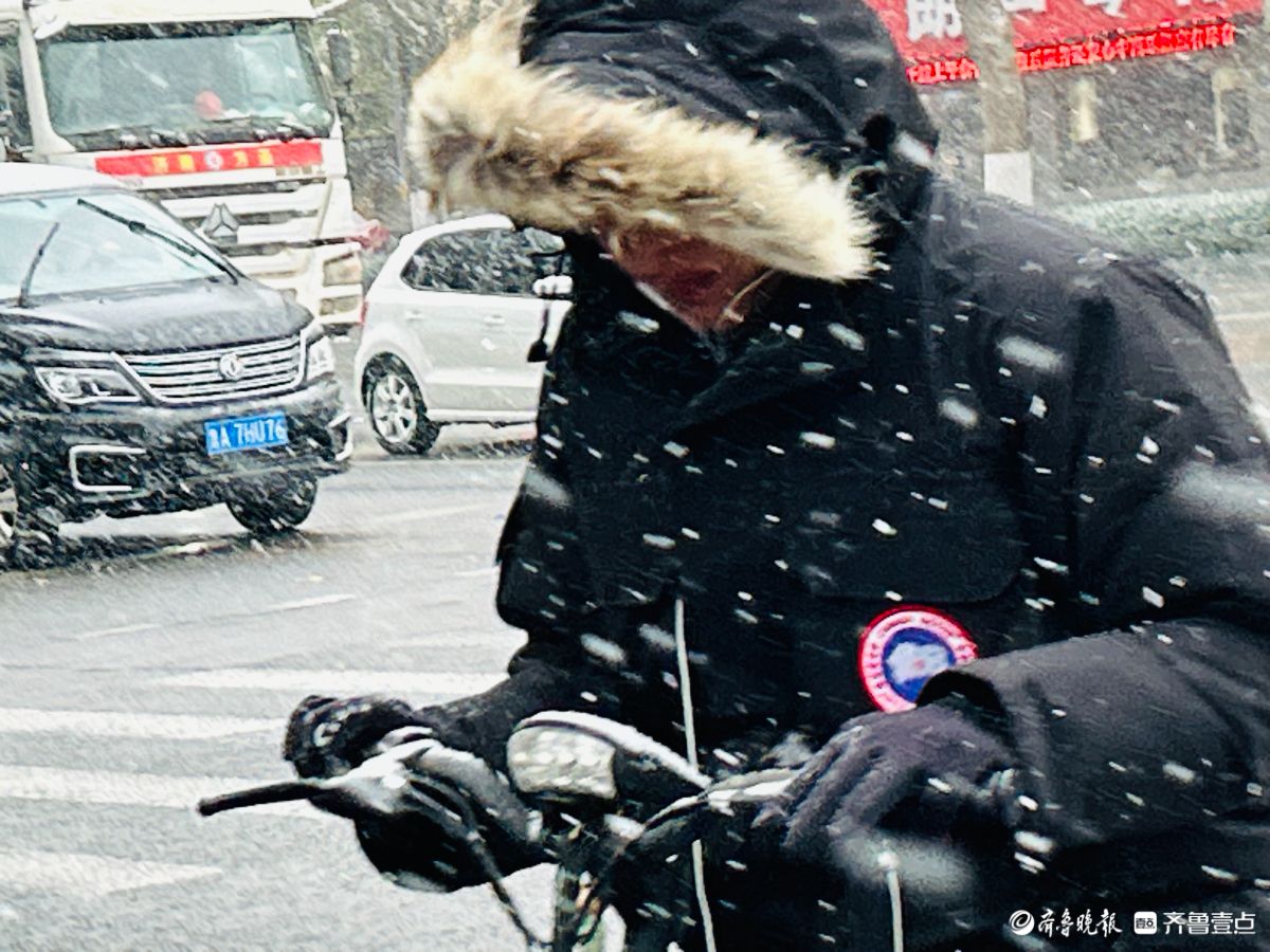 济南降下今冬第一场雪