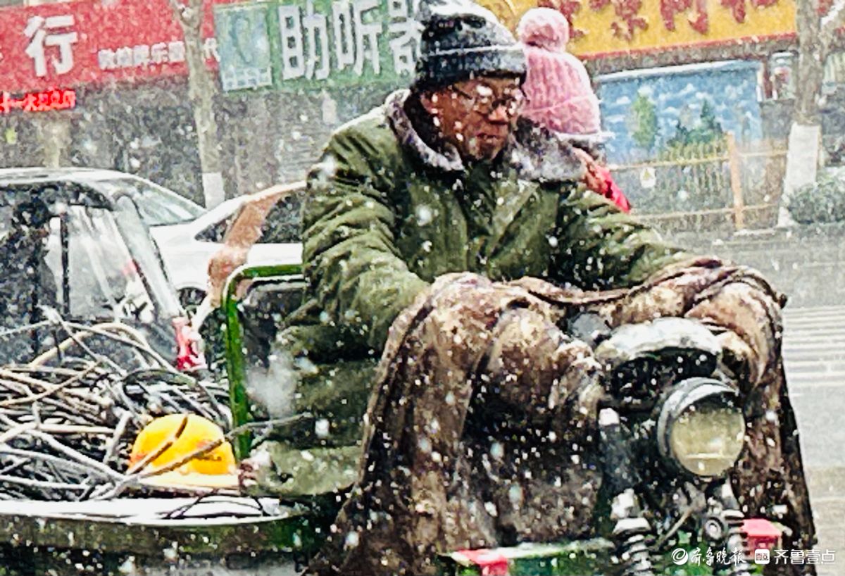 济南降下今冬第一场雪
