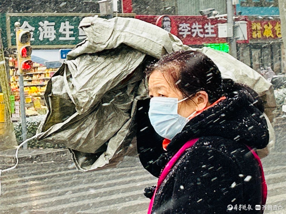 济南降下今冬第一场雪