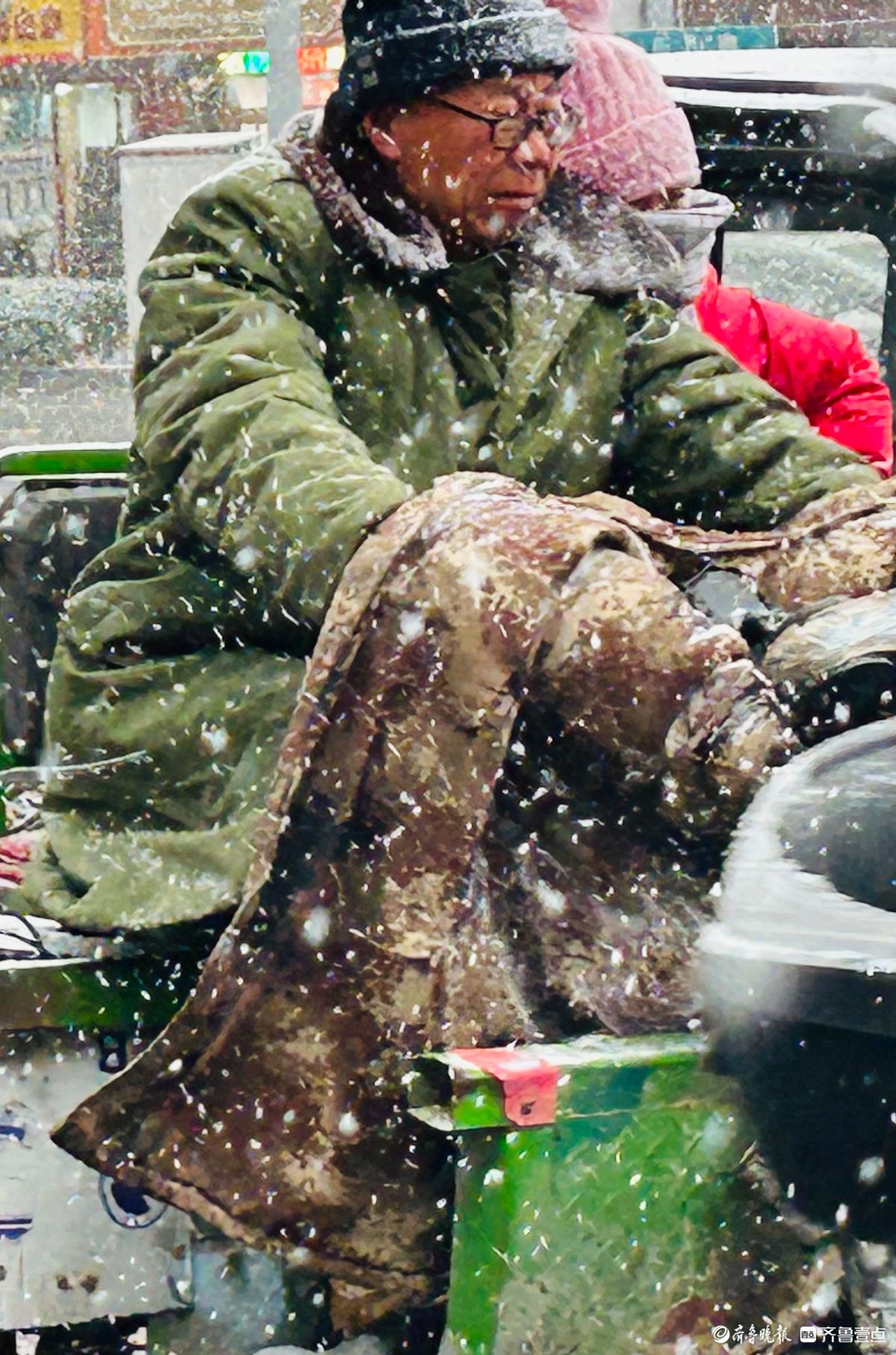 济南降下今冬第一场雪