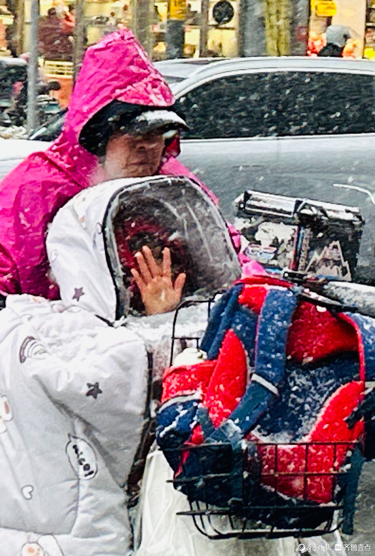 济南降下今冬第一场雪