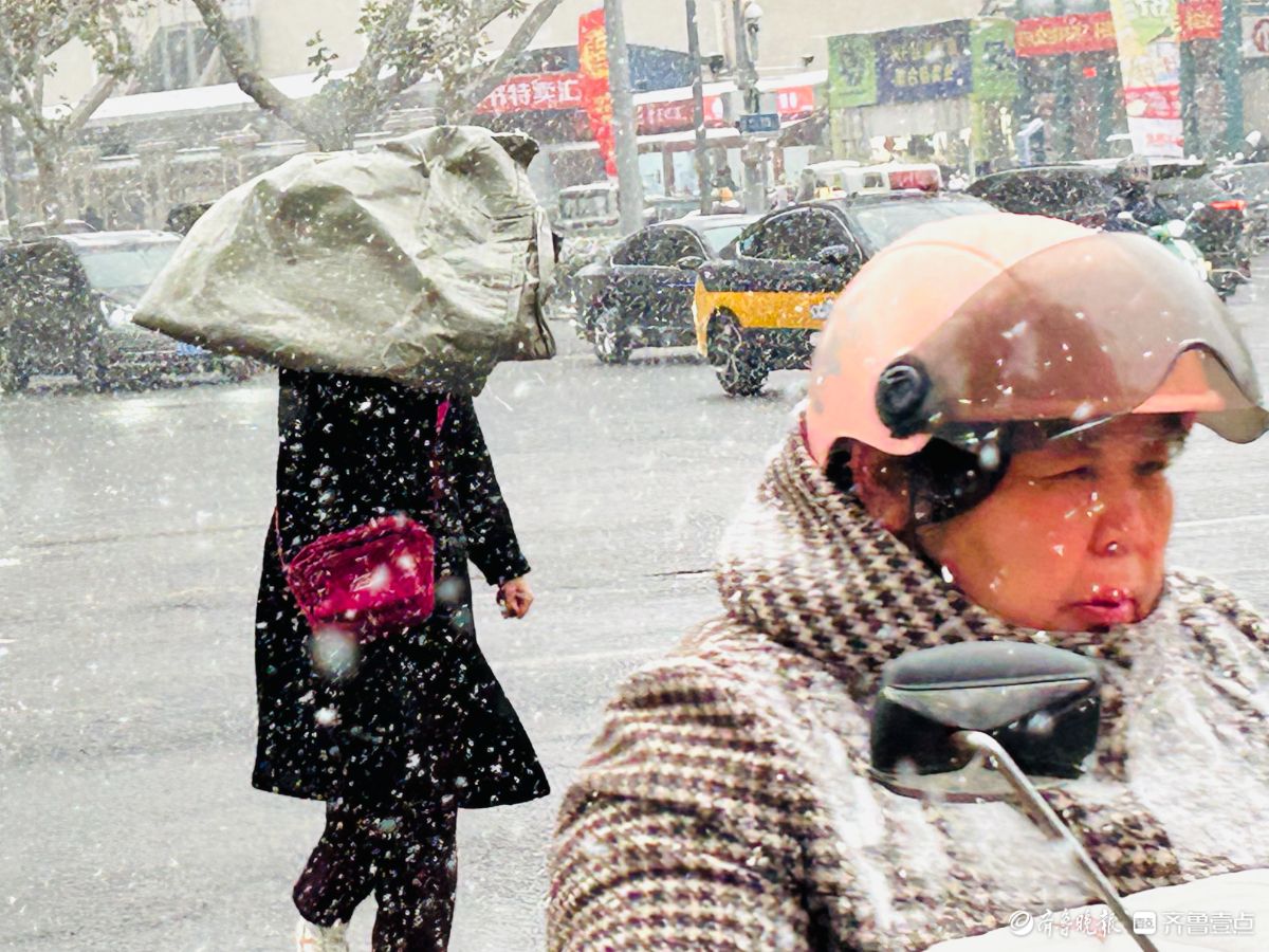 济南降下今冬第一场雪