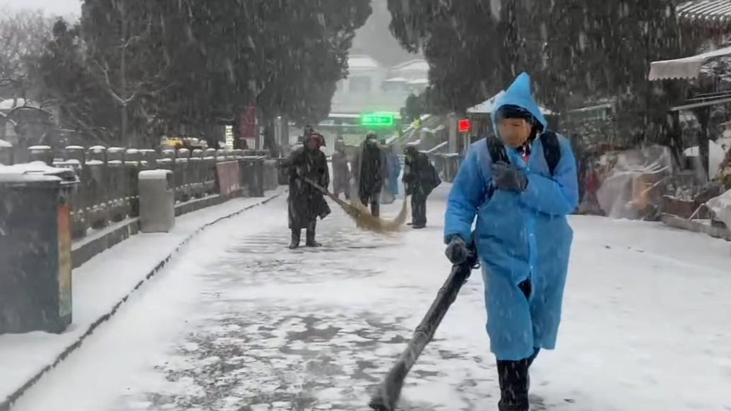 果然视频｜乘车进山路线因道路积雪已暂停运营红门，东御道等徒步进山路线正常开放中，泰山景区工作人员全力清扫积雪