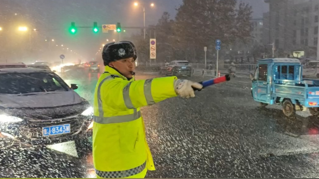 果然视频｜雪到泰城，出行注意安全，交警路面疏导