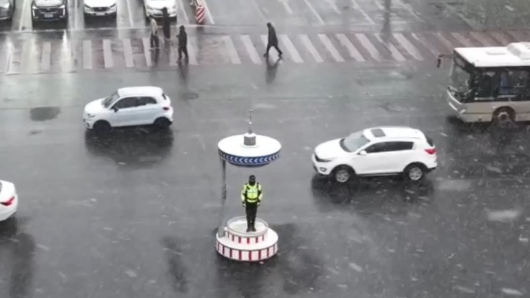 果然视频丨聊城交警全警出动，守护市民雪天出行平安