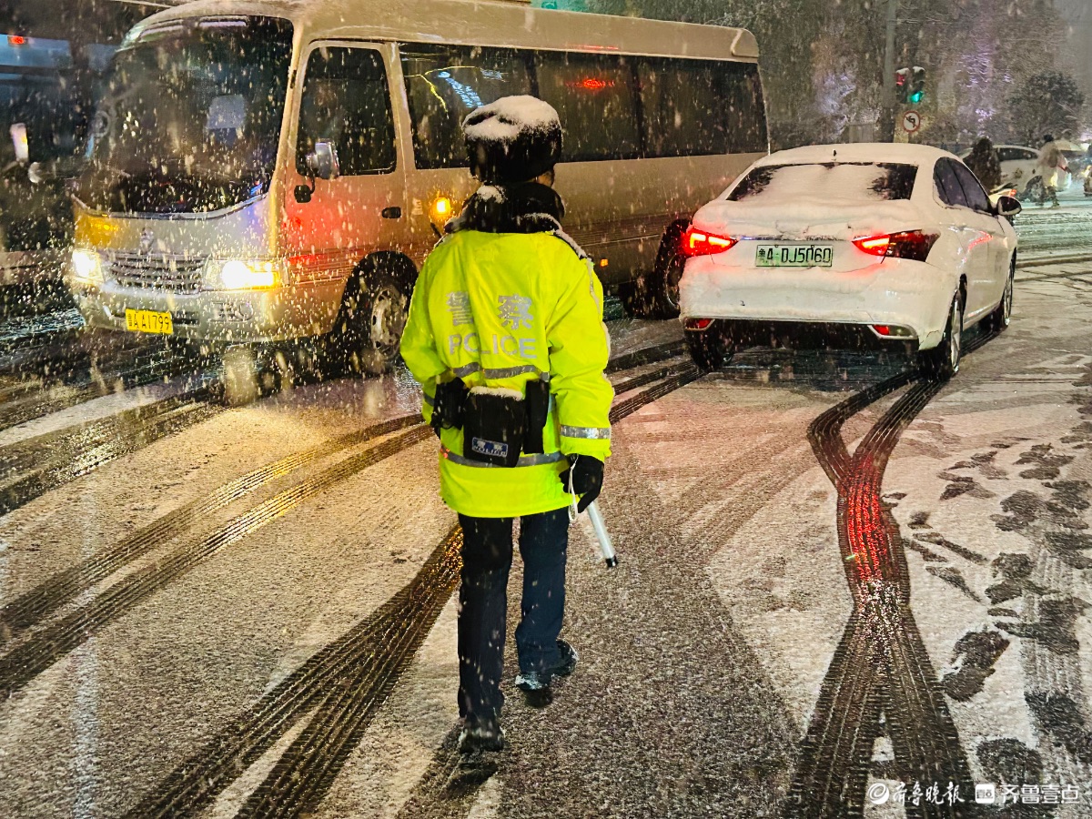 风雪中保畅通