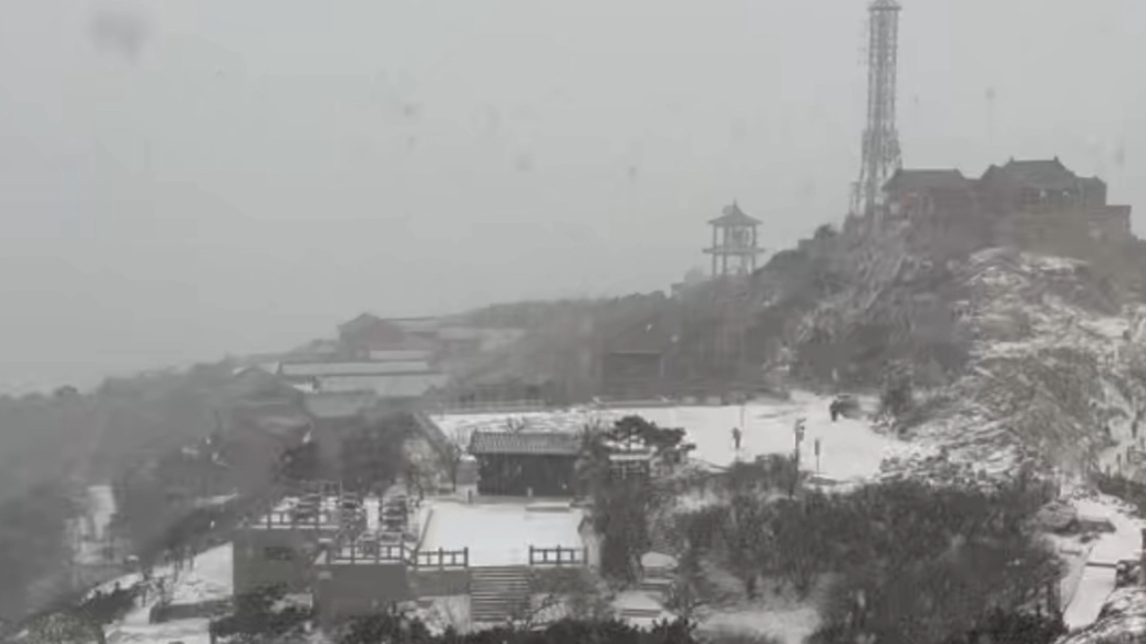 果然视频｜封神！泰山今冬初雪暴击，一秒坠入冰雪仙境