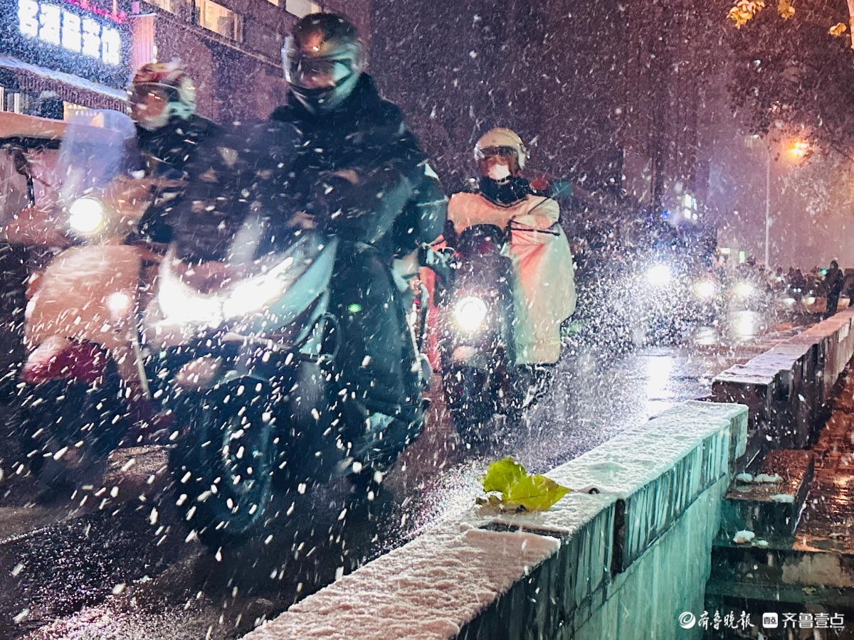 济南这场雪连续下了四个小时仍不停歇