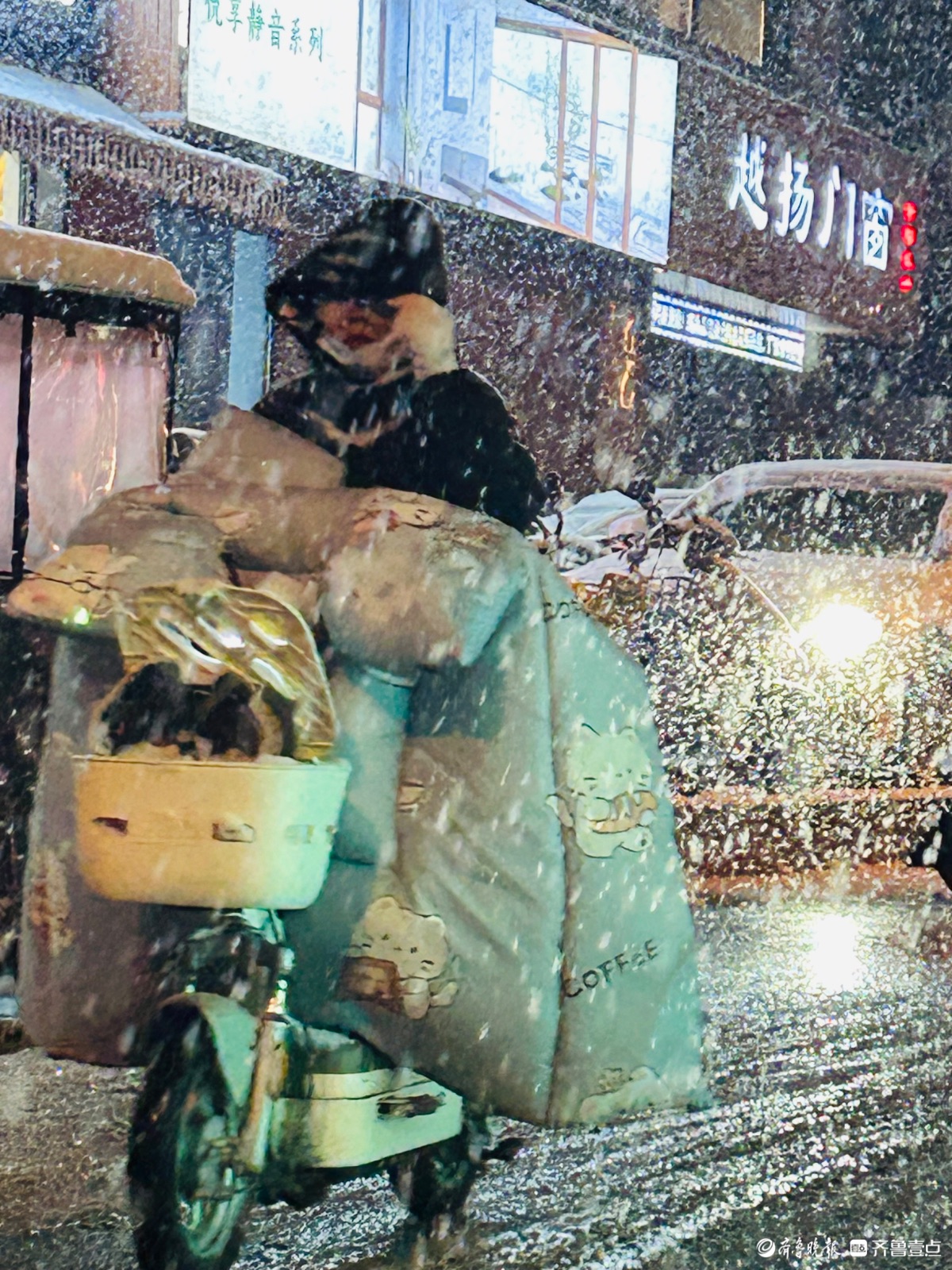 济南这场雪连续下了四个小时仍不停歇