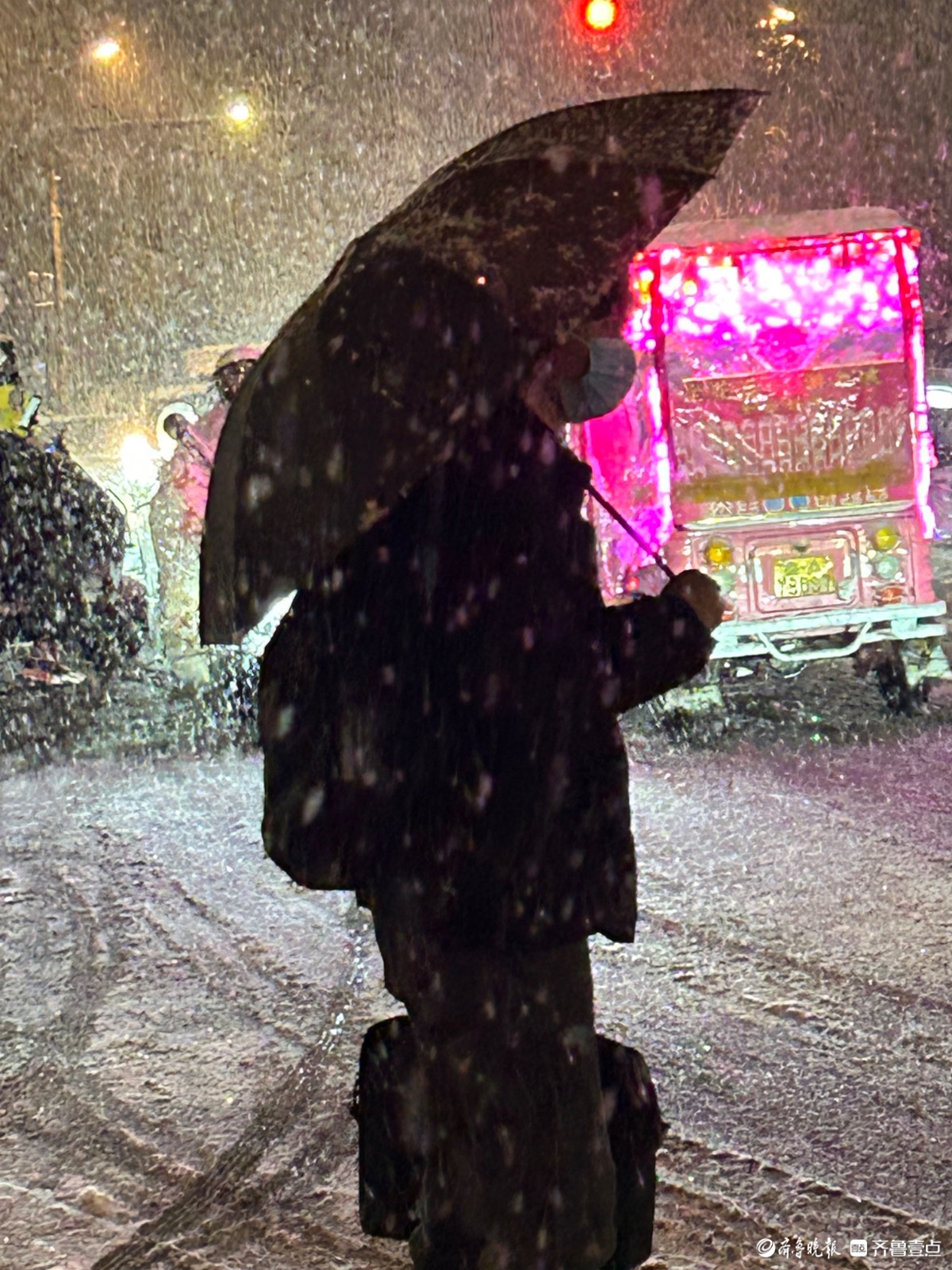 济南这场雪连续下了四个小时仍不停歇