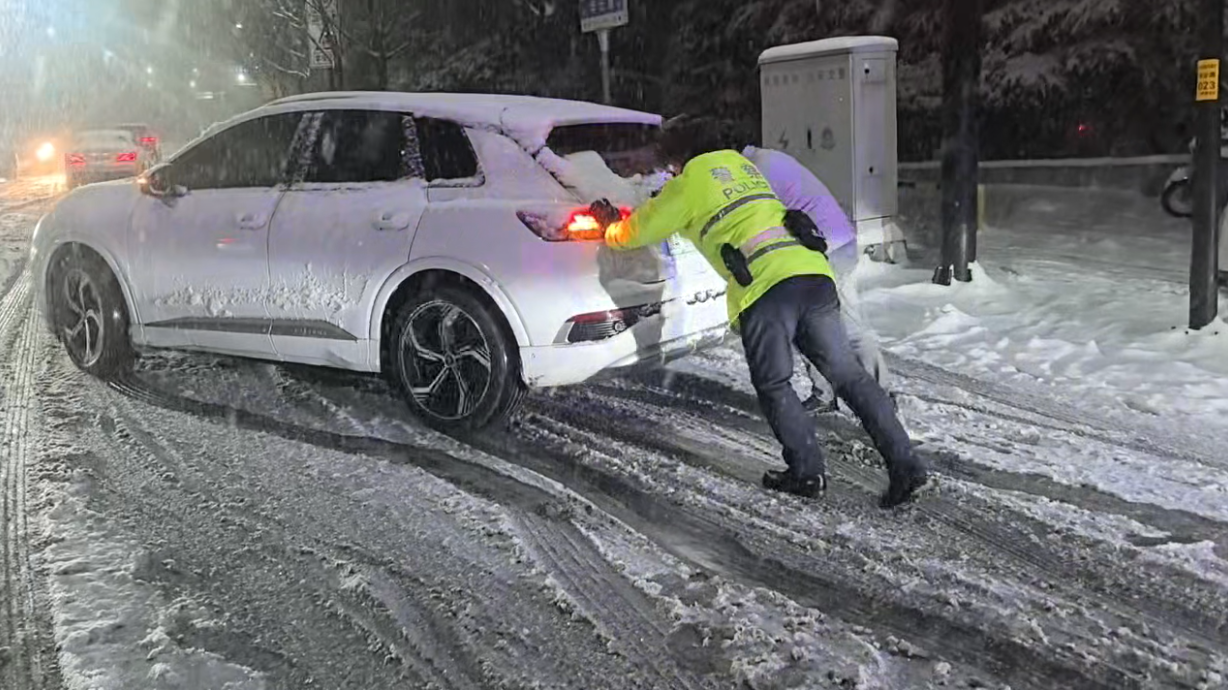济南持续降雪，全市共有8处路段因积雪实施交通管制