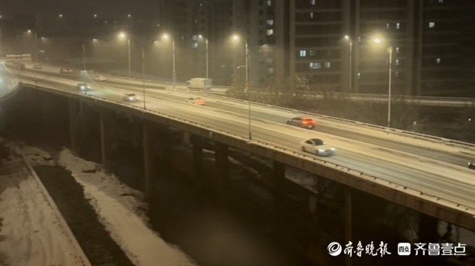 果然视频｜致敬一线清雪人！济南北园高架全线路段持续清雪