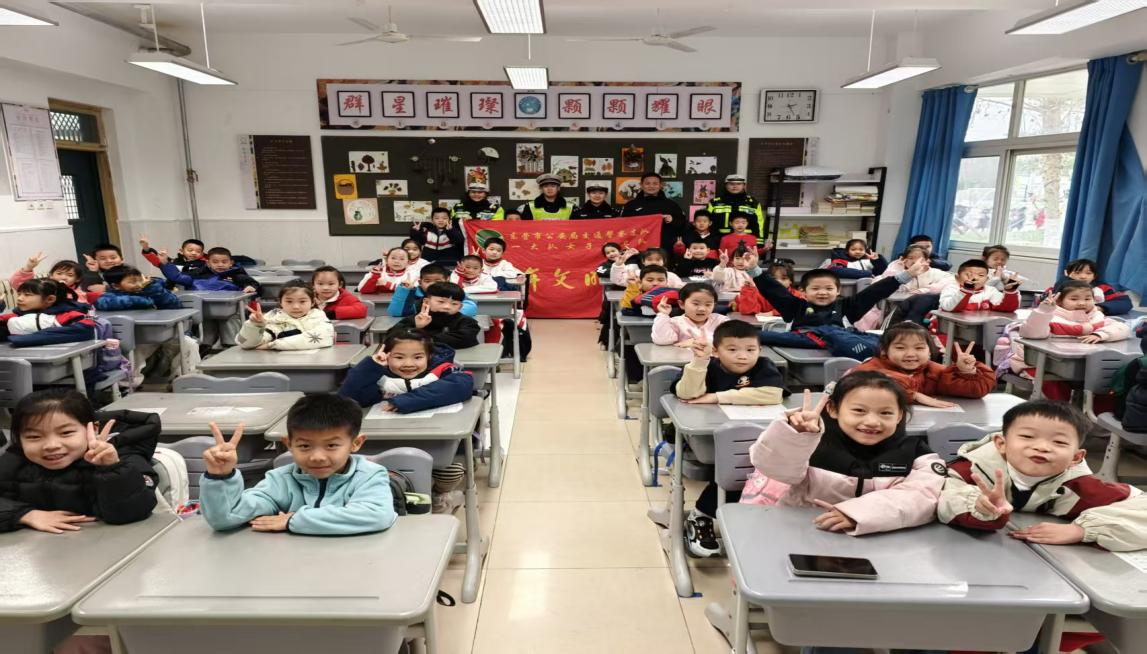 安全“童”行|东营交警开发区大队女子护卫队走进春晖小学