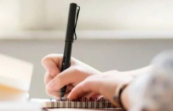 三年级小学生因病去世，同学以为转学纷纷写信：“xi望你还记得我们”