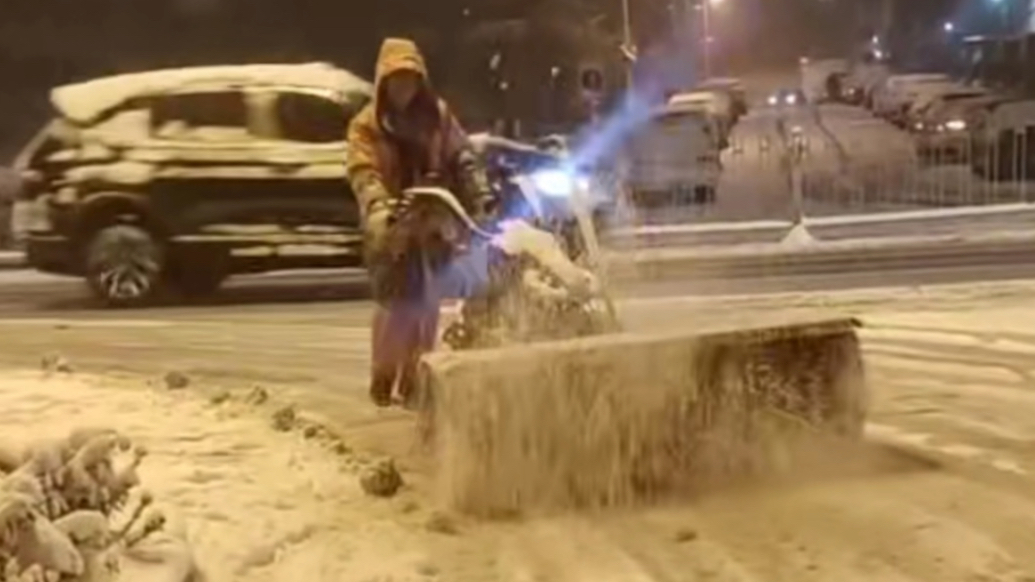 果然视频｜初雪“铺”满泰城，泰安城管冒寒清雪护出行