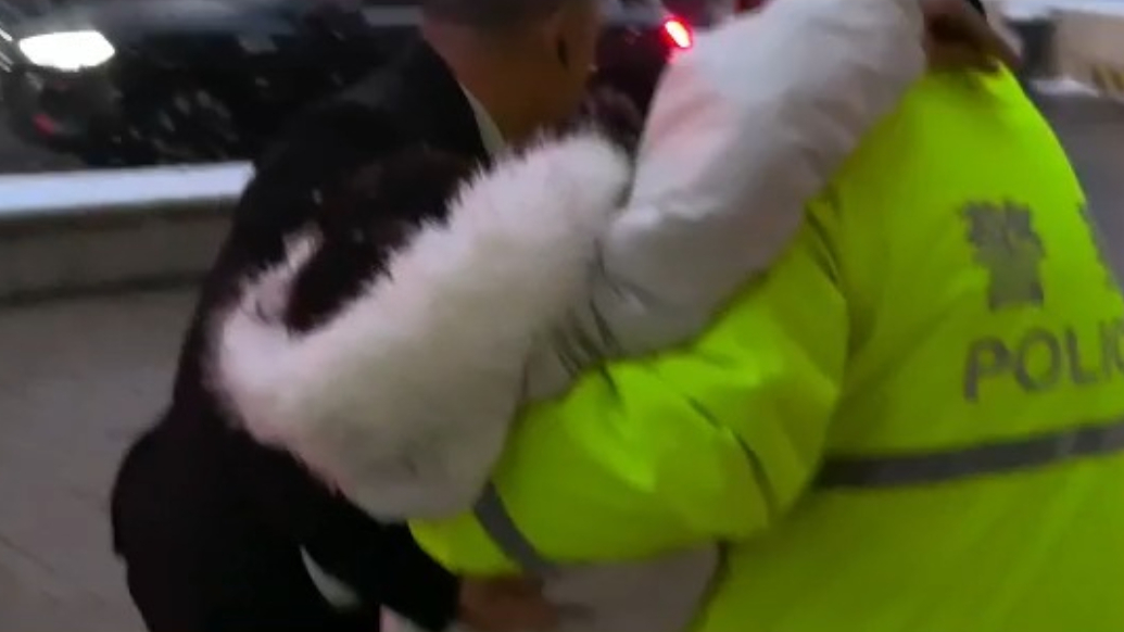 大雪中的生命护航！女孩返家途中突发疾病，济南交警紧急开道救助