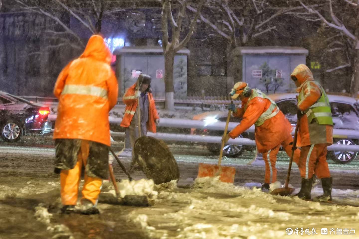 济南迎来初雪，多部门联动保出行