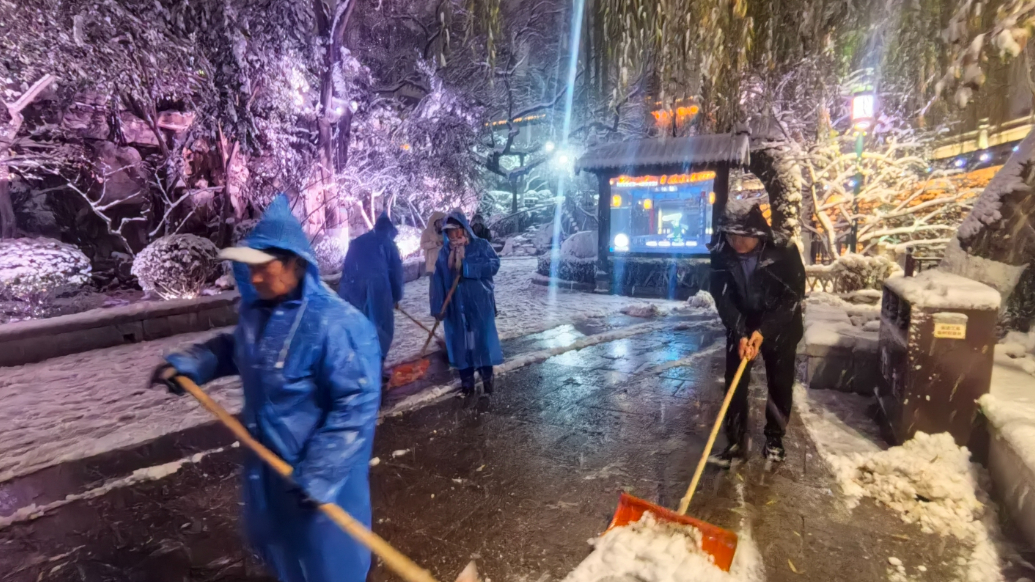 一边是赏雪的浪漫，一边是守护的责任！点赞黑虎泉畔“扫雪天团”