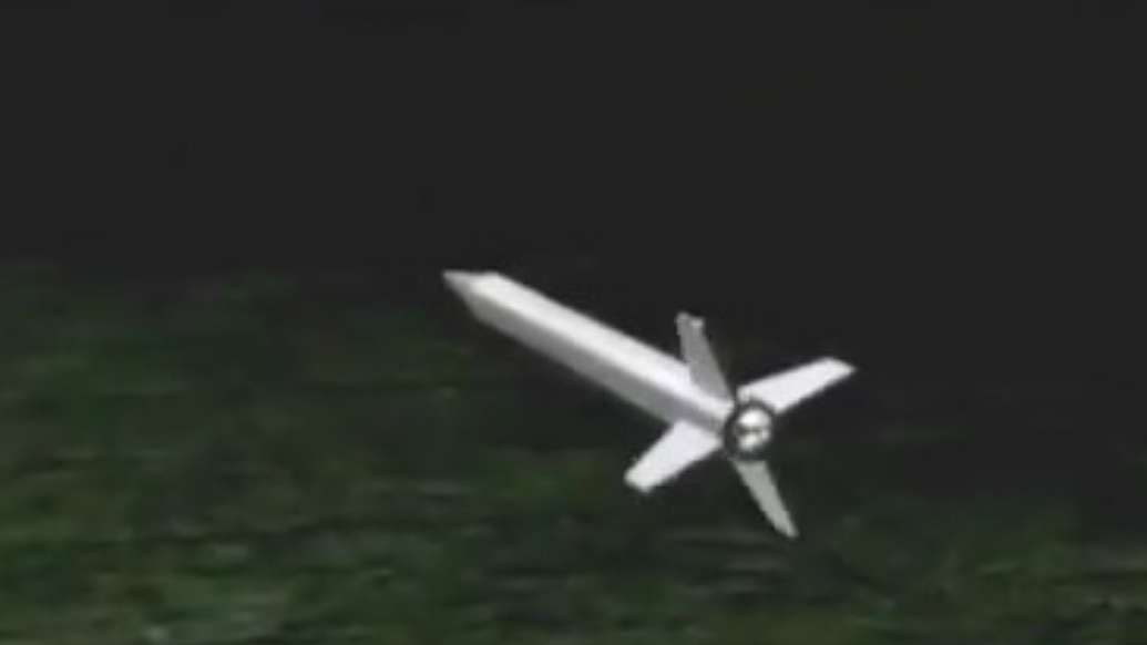 瞬间熔穿十层钢板，测试现场看穿甲弹威力有多强