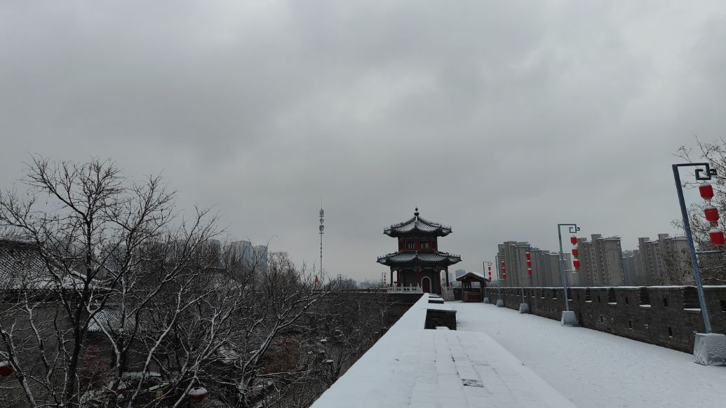 果然视频｜即墨迎今冬首雪 即墨古城银装素裹增添静谧诗意