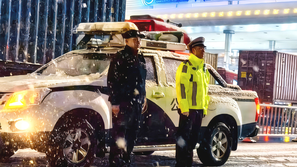 果然视频丨风雪中的“荧光绿” 青岛交管全力保障道路安全畅通