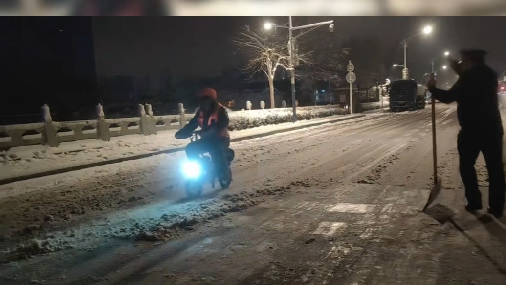 果然视频丨泰安城管通宵除雪，行人路过发出问候