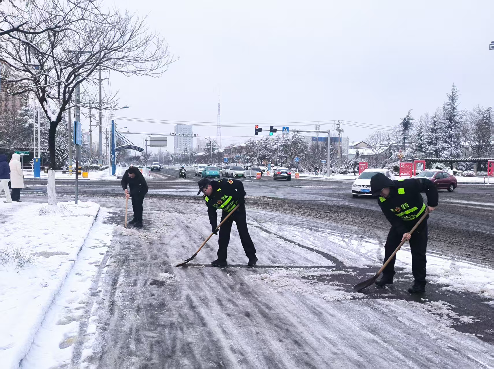 以雪为令速响应 全员上阵战风雪，沂源积极应对今冬首场降雪