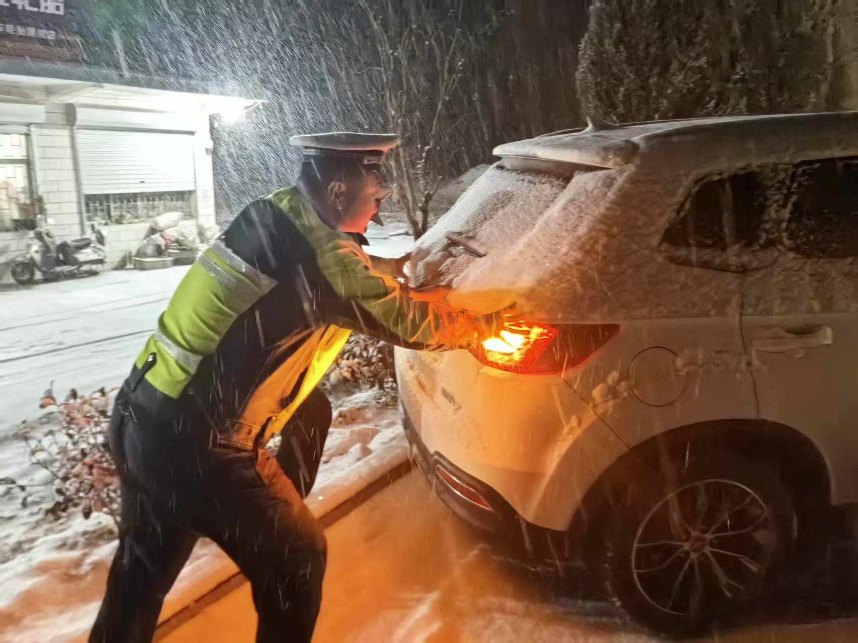 迎雪而上 温暖护航，淄博交警全警全力保道路安全畅通