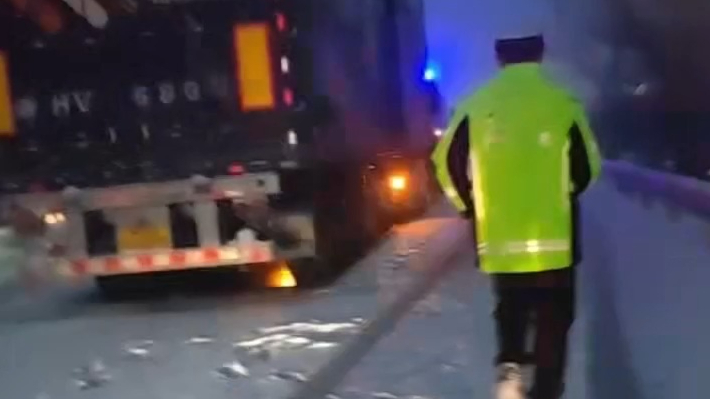 果然视频丨交警巡逻时发现半挂车在高速抛锚，多部门联动迅速救援