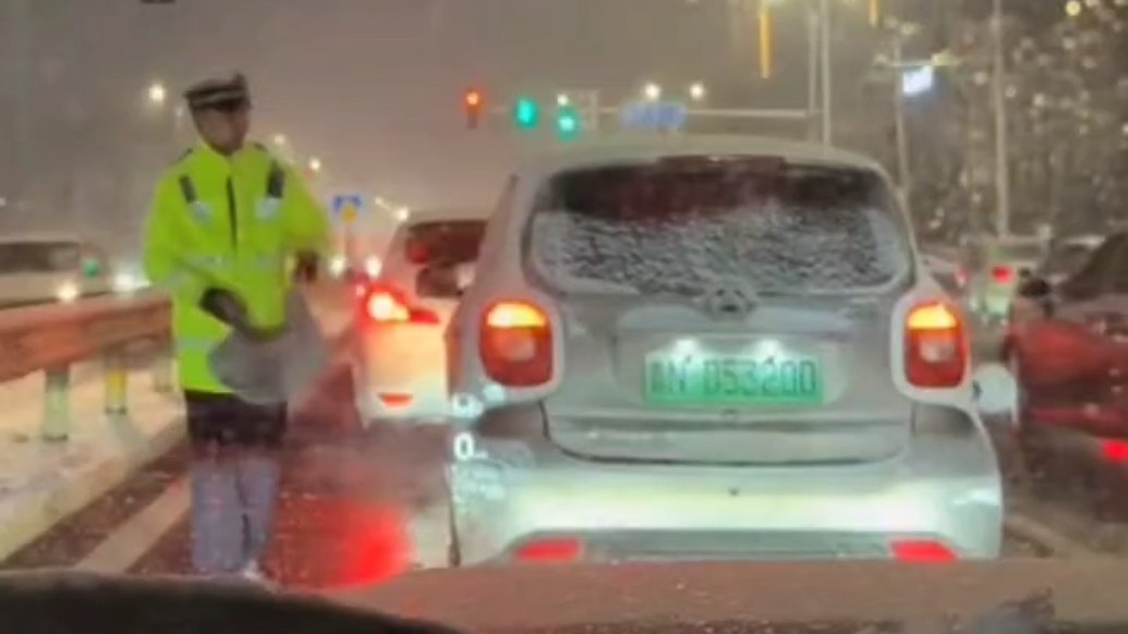 果然视频丨等红灯间隙，交警为群众“手动”清理车窗积雪获点赞