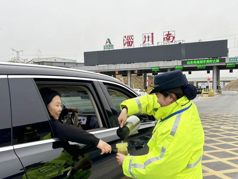 打响除雪防滑保畅通攻坚战，筑牢安全出行防护网