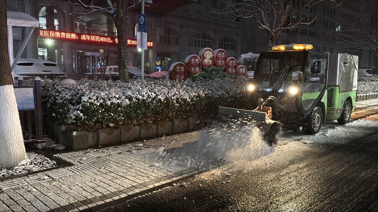 以雪为令！张店区综合行政执法局连夜清雪除冰保畅通