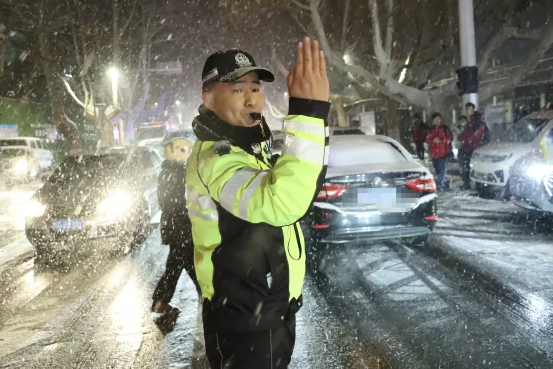 图集｜昨夜今晨的“雪警”
