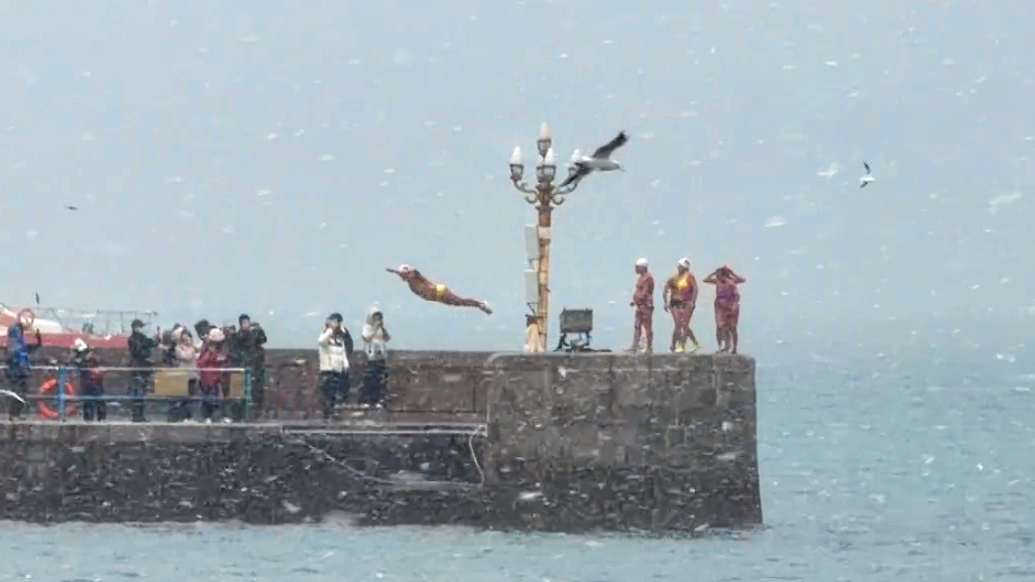 果然视频 | 青岛冬日浪漫如此浪漫！冬泳爱好者雪中纵身跳水