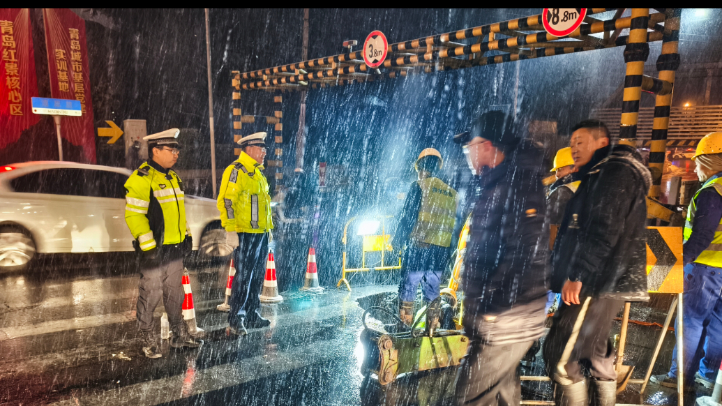 果然视频｜雪夜守平安！市北交警顶风冒雪护畅通