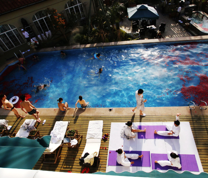 即墨海水溴盐温泉是全球四大海水溴盐温泉之一，资源稀缺，是“家门口的世界级体验”。牛奶温泉、老酒温泉……不同特色的温泉营造“不止于泡”的冬日度假新范式。