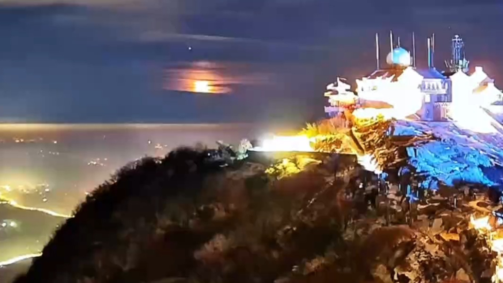 果然视频｜泰山岱顶实拍：双子座流星雨上演“流星奔月”奇观