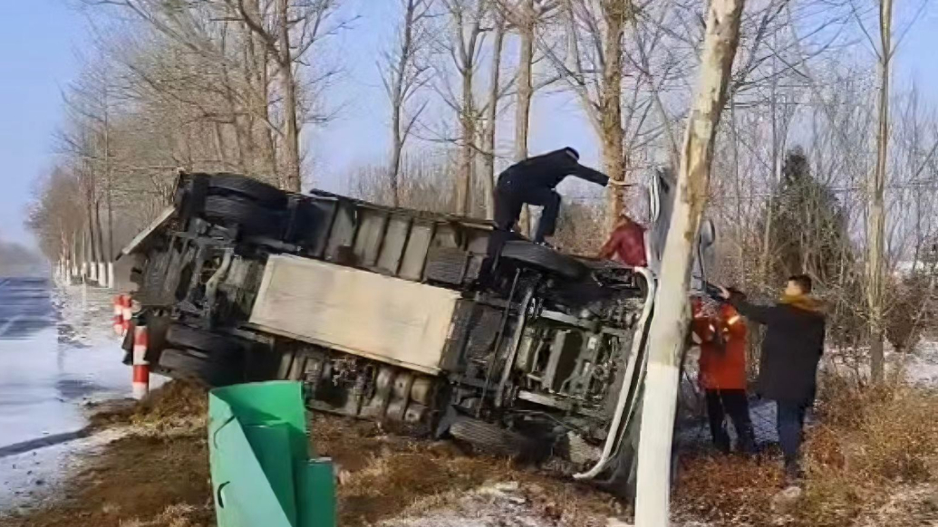 果然视频丨货车侧翻司机被困，莱西辅警路遇飞奔上前营救