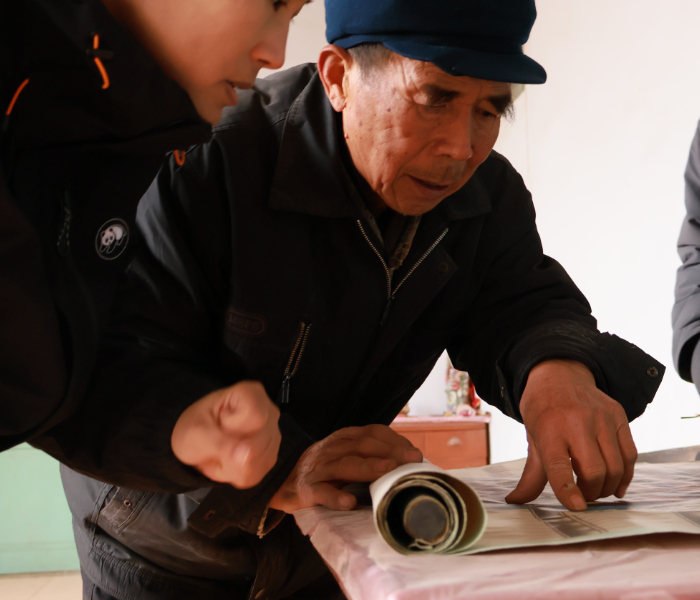 一湾海峡隔不断血脉深情。近日，齐鲁晚报・齐鲁壹点壹点公益平台接到台湾史先生求助，盼寻山东聊城临清戴湾镇赵建庄亲人。其父史国华少年赴台，上世纪90年代短暂返乡后因通信不便失联，直至2024年94岁离世前，仍执念 “老家在赵建庄”。经壹点公益助力，史先生已与堂叔史国瑞等亲人重新取得联系，泛黄族谱与祖父画像，成为两岸亲情的温暖纽带…
