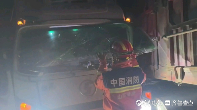 果然视频|两货车发生事故致一人被困，消防员及时到场救援